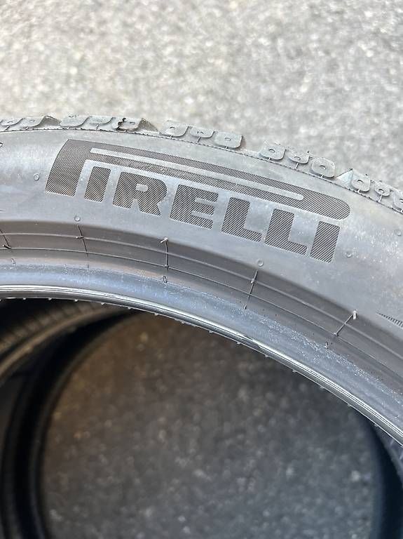 Pneus & Roues: 2 x 235/40/19 Pirelli Winterreifen  – D'occasion à Frasnacht par nobloff 3