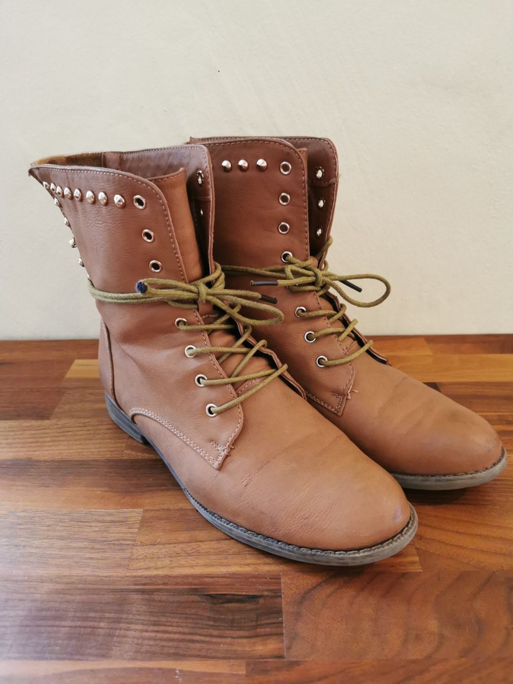 Scarpe da donna: Braune / cognac Stiefeletten mit Nieten Gr.37 – Usato da Boniswil venduto da Totomat-Lady