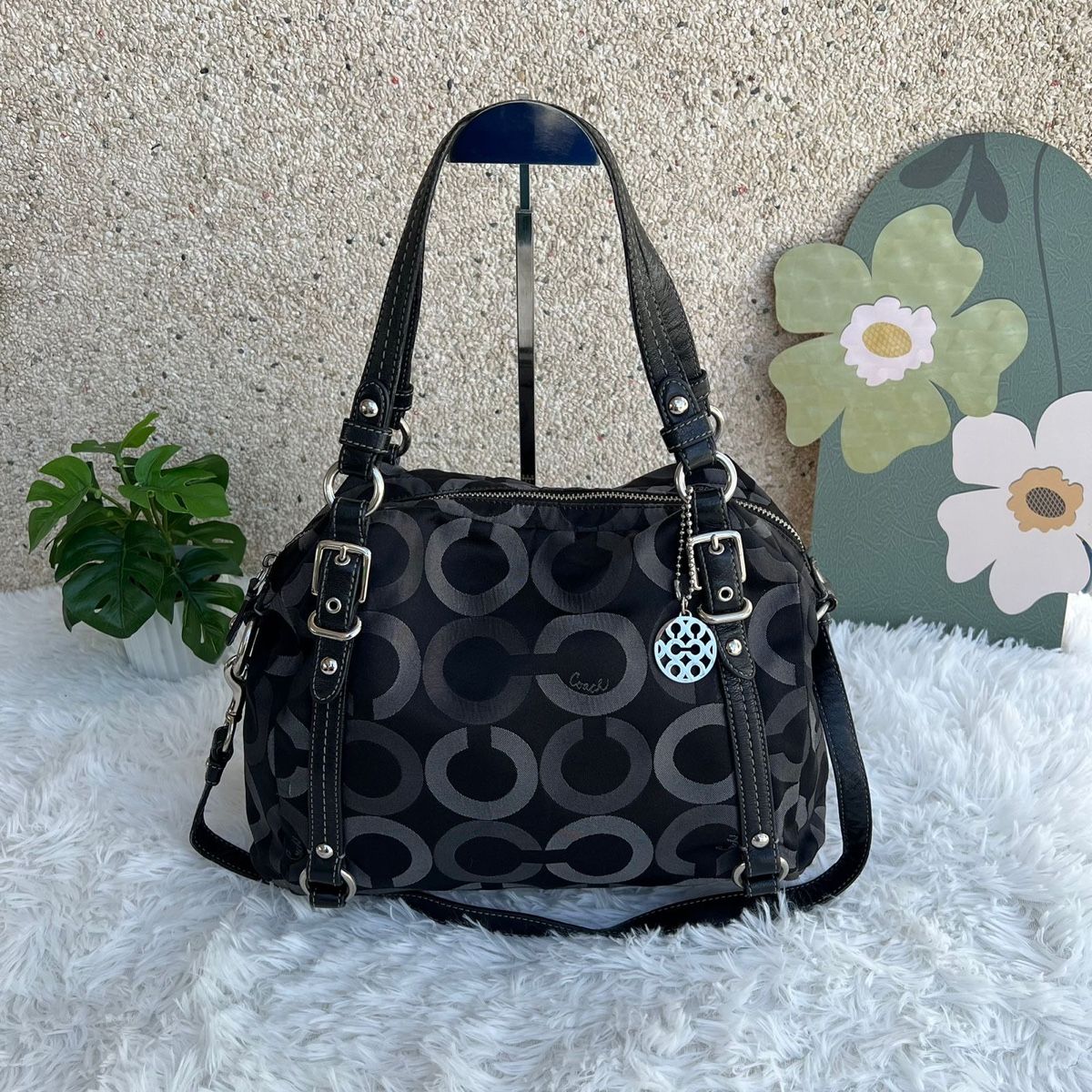 Coach Taschen für Damen: Schwarze Coach Handtasche mit Muster, neuwertig! – Gebraucht aus Eggenwil von CNSRVINTAGE