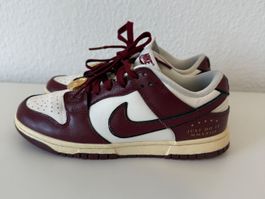 Nike DUNK SE Sneaker Low – Sail / Team Red / Metallic Gold
