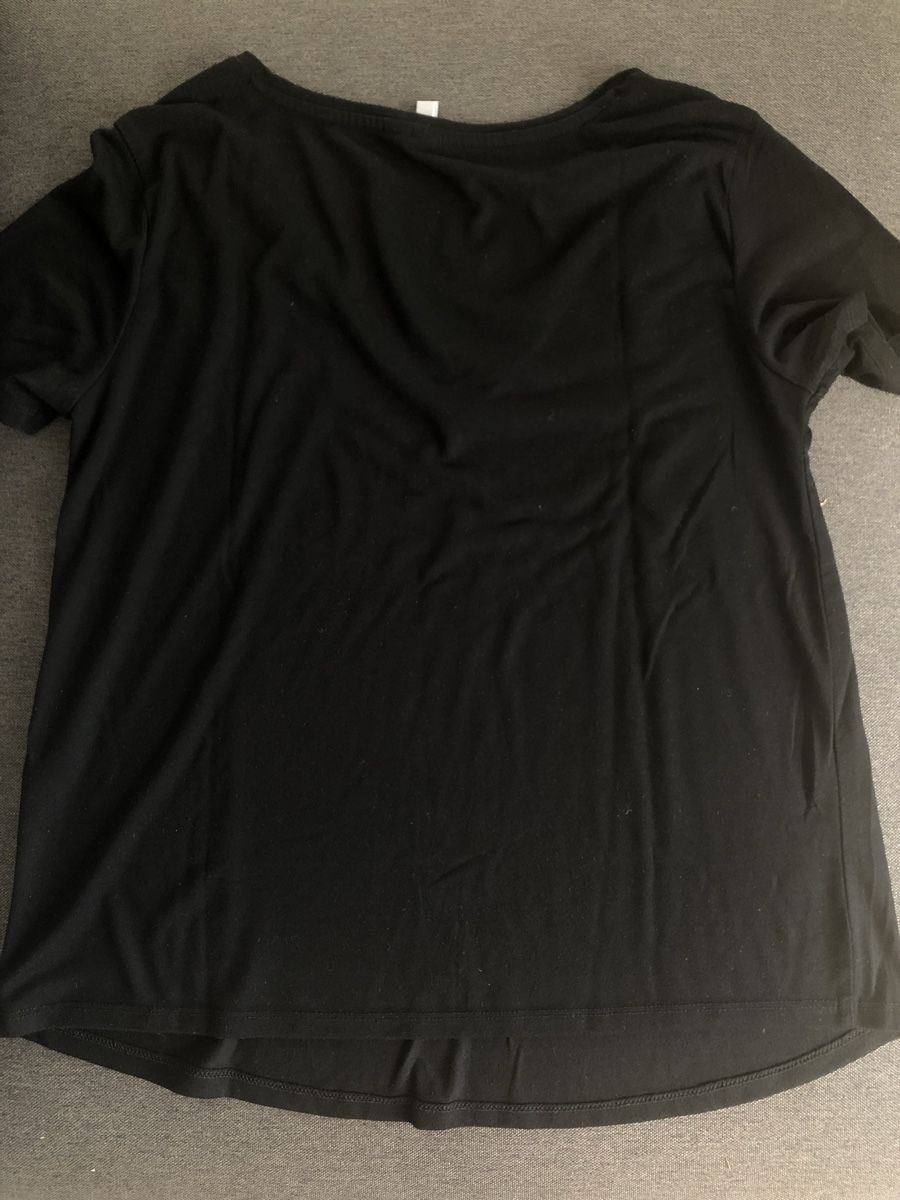 Asos T-shirt: Shirt mit V-Ausschnitt – Usato da Zürich venduto da sel_9kd 1