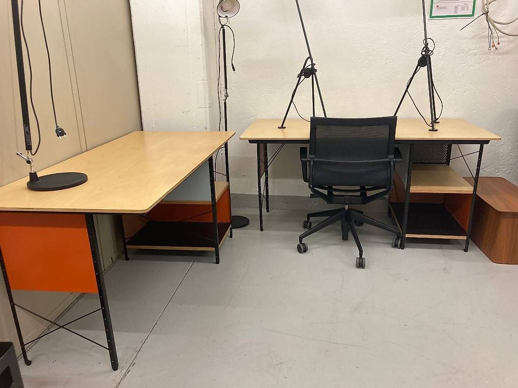 Vitra Scrivanie: 2 Vitra Eames Desk Unit (EDU) Original Charles & Ray Eames – Usato da Urdorf venduto da Kuoni2002