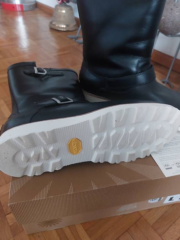 Ugg Scarpe da uomo: UGG M CARNERO 3243 M/BLK Herren – Usato da Bremgarten AG venduto da marcelbu62 3