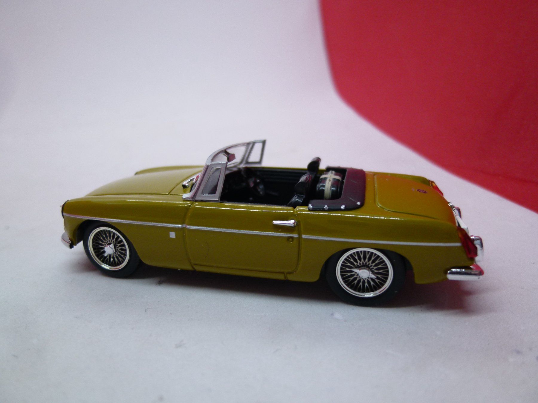 MG Modellautos: MG B Cabrio - ocker - von Universal Hobbies - selten – Gebraucht aus Reiden von mondial2 1