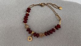 Armband mit Rostroten Perlen und goldenen Details