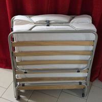 Klappbett mit Matratze, praktisch für Gäste