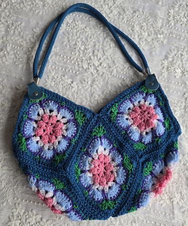 Gehäkelte Handtasche im Granny Square Look, neuwertig