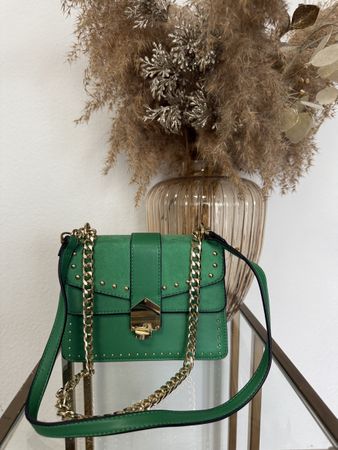 Schultertasche Damen grün mit Nieten und Kette von Topshop