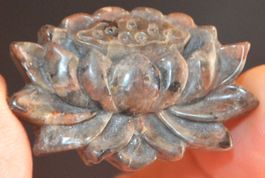 Deko Heilstein L-4912 – Yooperlite Lotus Blume 3,8x2,4cm