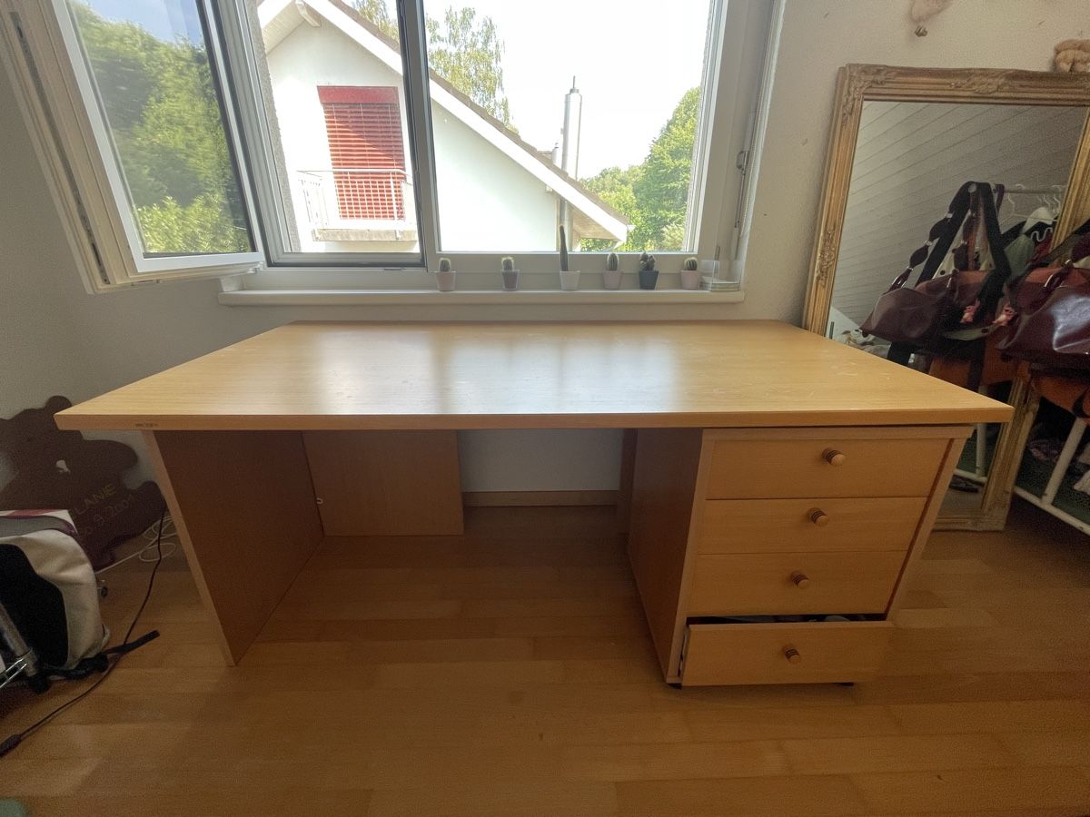 Bureaux: Schreibtisch mit Schubladen – D'occasion à Turgi par eiiinalem 1