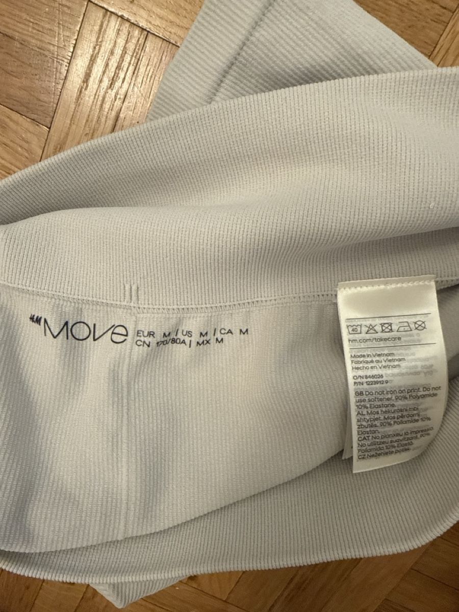 H&M Leggings: H&M Move shorts size M – Nuovo (secondo la descrizione) da Genève venduto da hai_2rp8 2