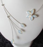 Collier élégant avec fleur et détails nacrés, parfait été!