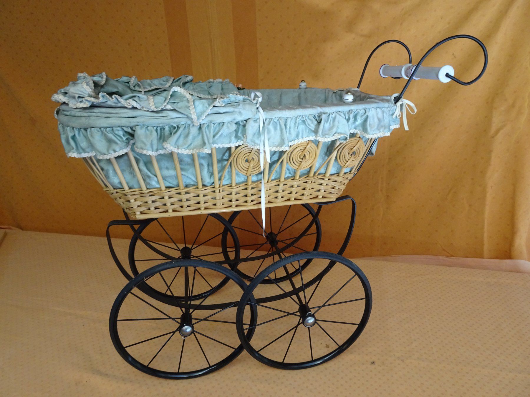 Puppenwagen: Nostalgischer Puppenwagen – Gebraucht aus Oberwangen b. Bern von est_d8gf