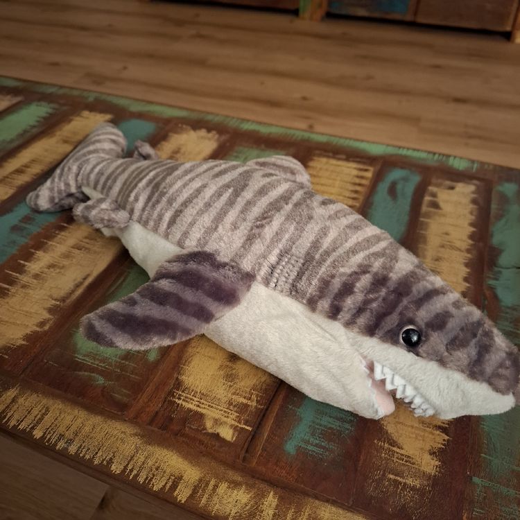 Carl Dick Hai Plüschtier – Ca. 23 Cm, Kuschelweich, Handwaschbar & Schwer Entflammbar