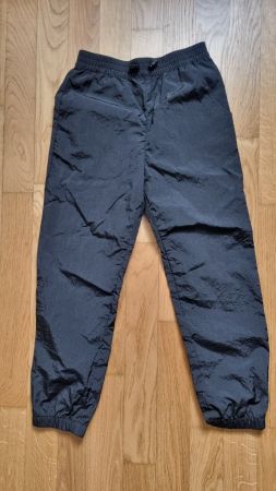 in gutem Zustand: schwarze Regenhose Gr. 140 von H&M