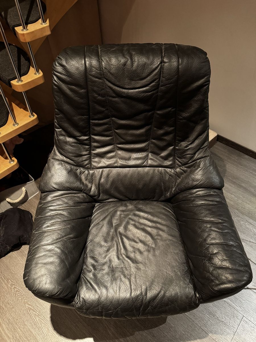 Pfister Poltrone: Schwarzer Leder Sessel mit Drehfuss – Usato da Urtenen-Schönbühl venduto da Denis.