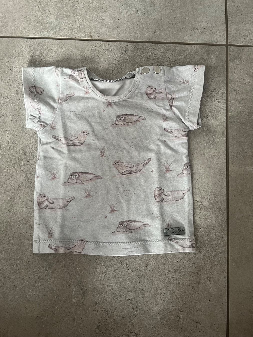 Camicie, Top & T-shirt: Lilla Mila, Handmade, T-Shirt, grau, Robbe, Gr. 56 – Usato da Mollis venduto da Miss_Dresses