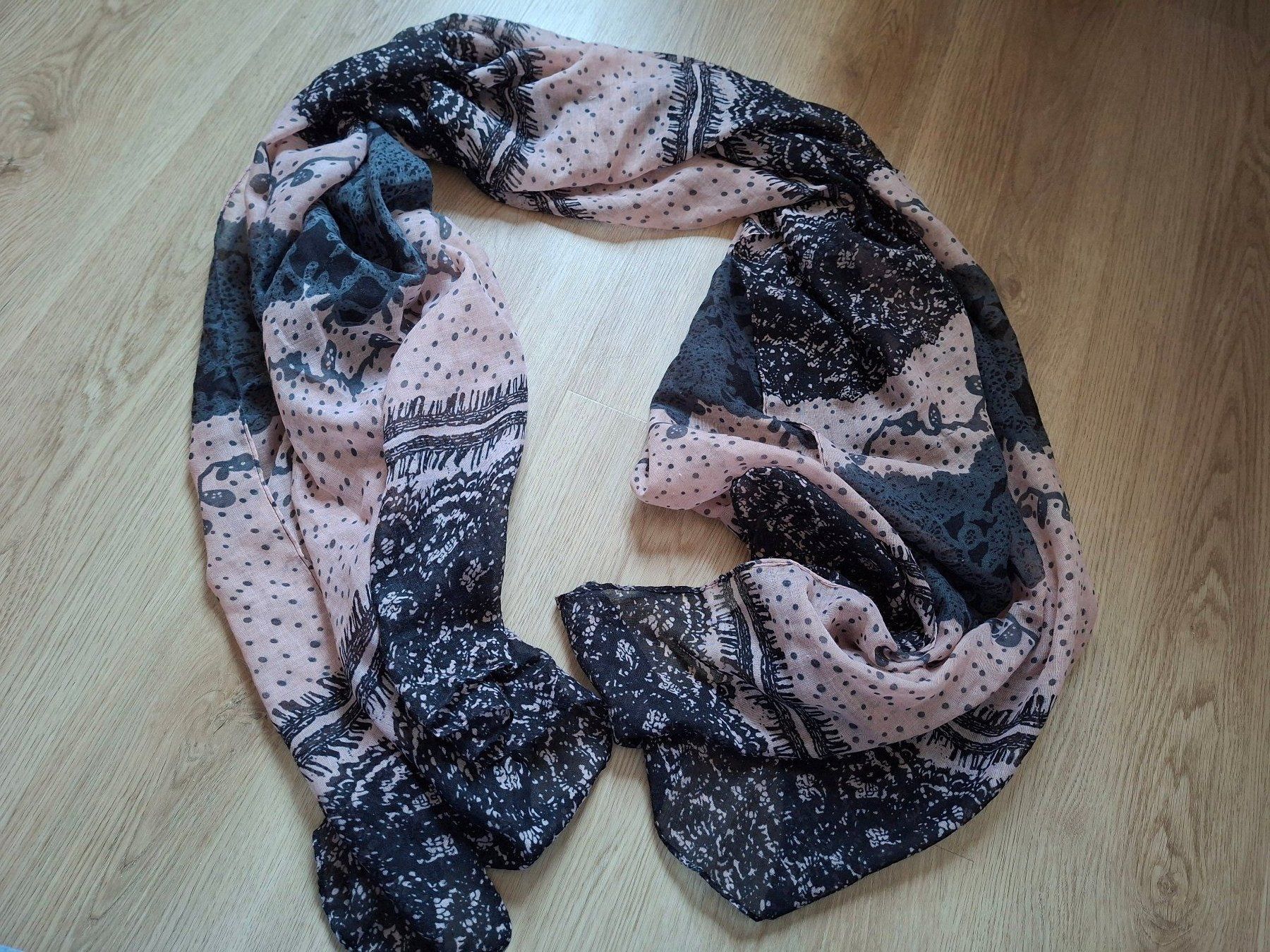 Foulards & écharpes: Halstuch gemustert – D'occasion à Oberwil/Dägerlen par Dominique1606