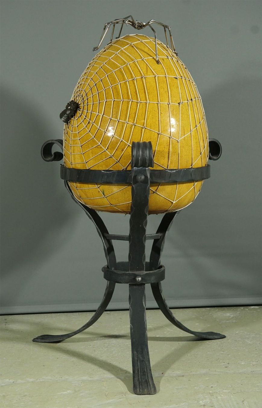 Statuette: Kunstobjekt XL Keramik-Ei mit Spinne auf Eisenständer 86cm – Usato da Meggen venduto da Trouvaillen 2