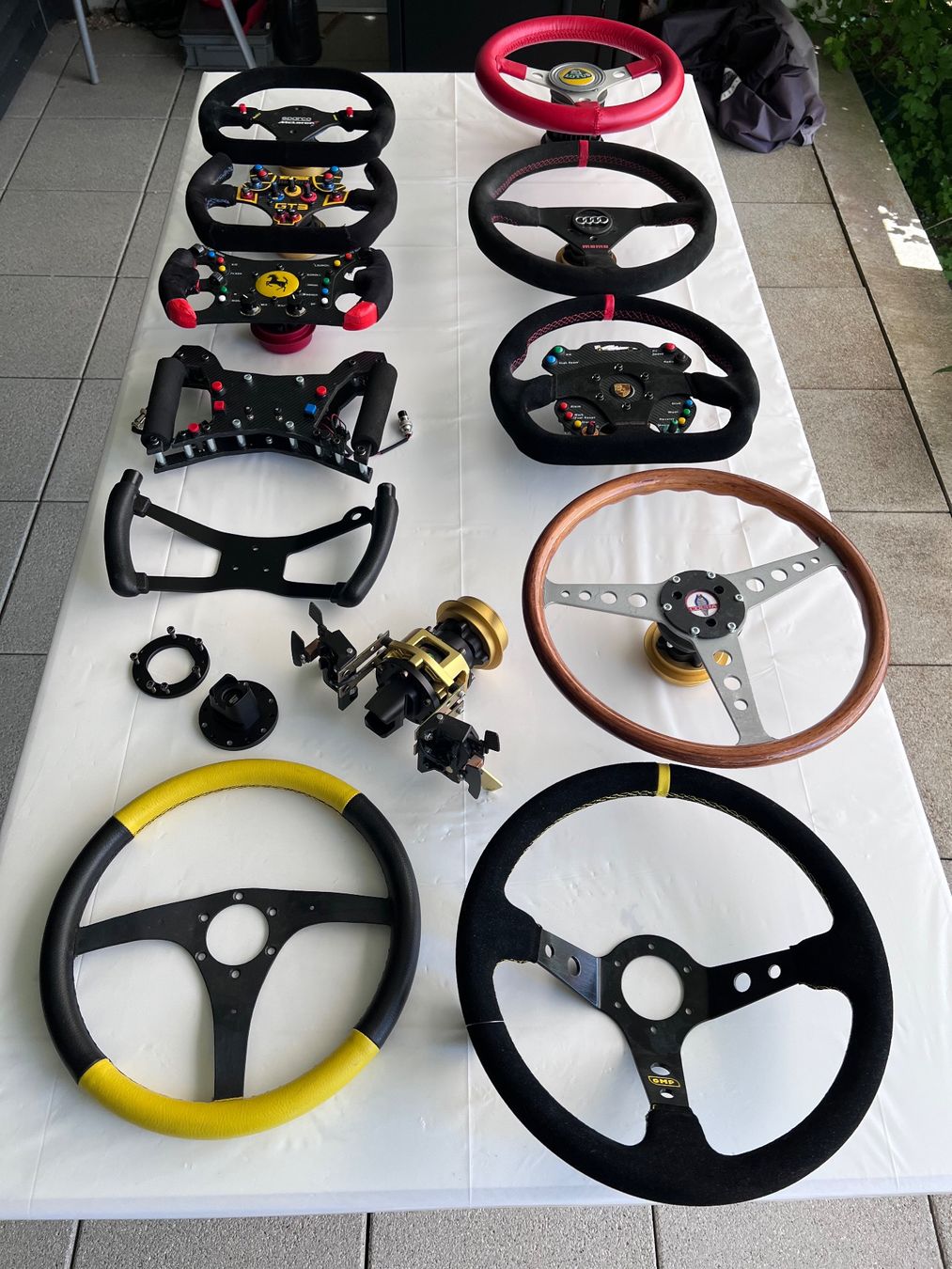 Fanatec Controller: Sim Racing Lenkrad-Sammlung mit Custom Fanatec Podium Hub – Usato da Steckborn venduto da rboelsterli
