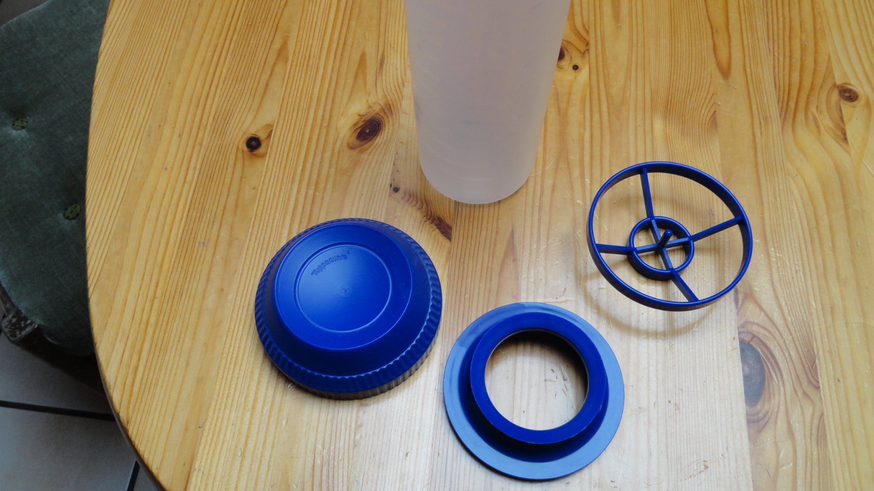 Tupperware Contenitori & Simili: Tupperware Shaker 750ml komplett Neuwertig – Usato da Gstaad venduto da Meiel2020 5