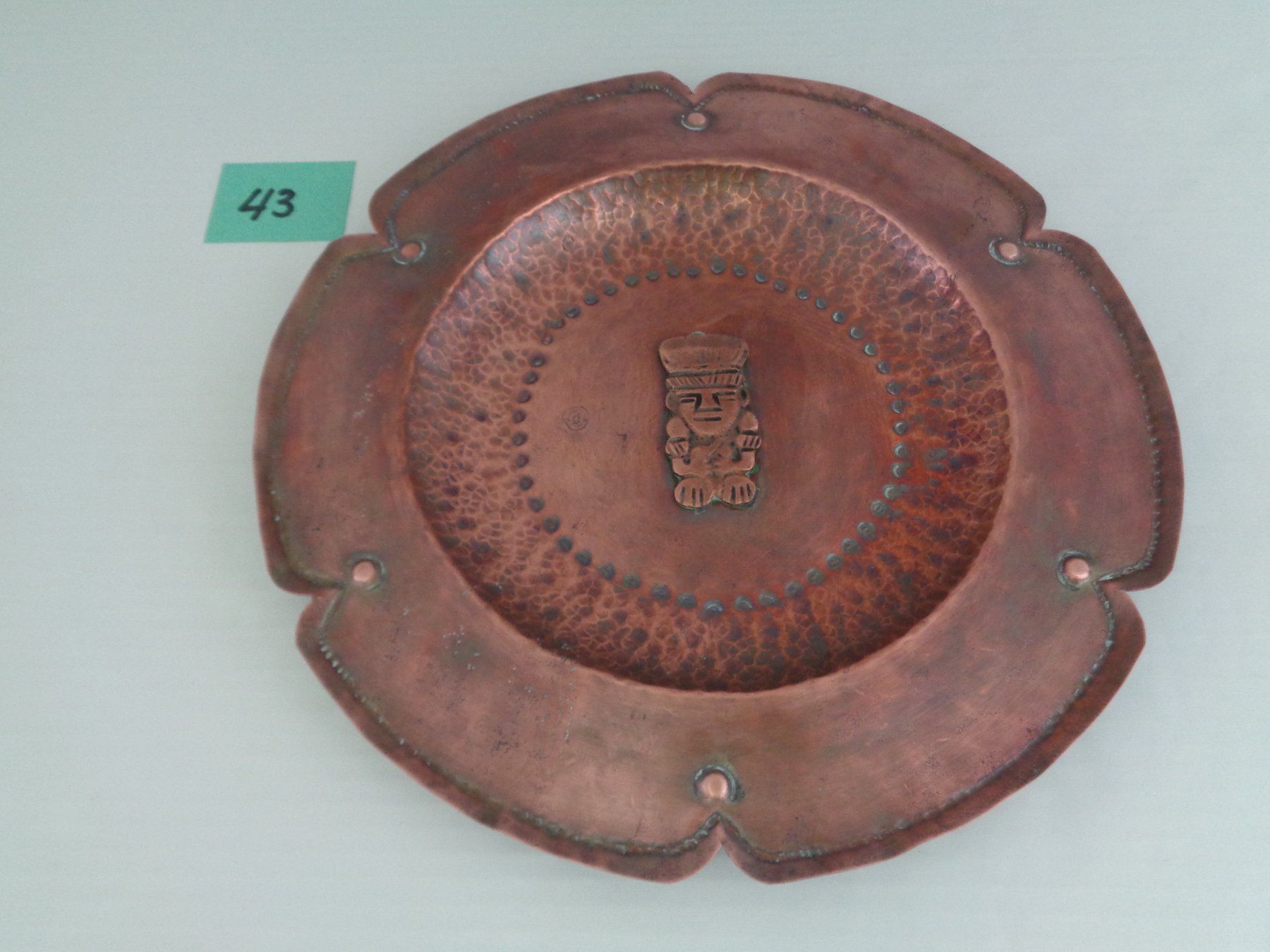 Teller: Kupferteller handgetrieben mit Relief-Figur - Asien – Gebraucht aus Chur von omonia