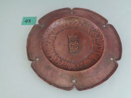 Kupferteller handgetrieben mit Relief-Figur - Asien