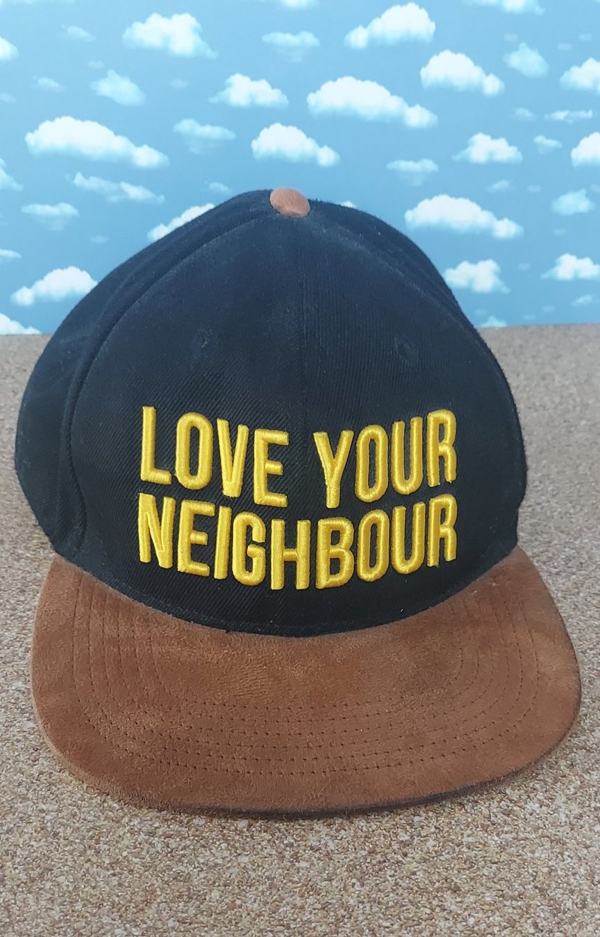 Copricapi, berretti & cappellini: Love Your Neighbour Cap/Kappe/Mütze – Usato da Läufelfingen venduto da Rubine