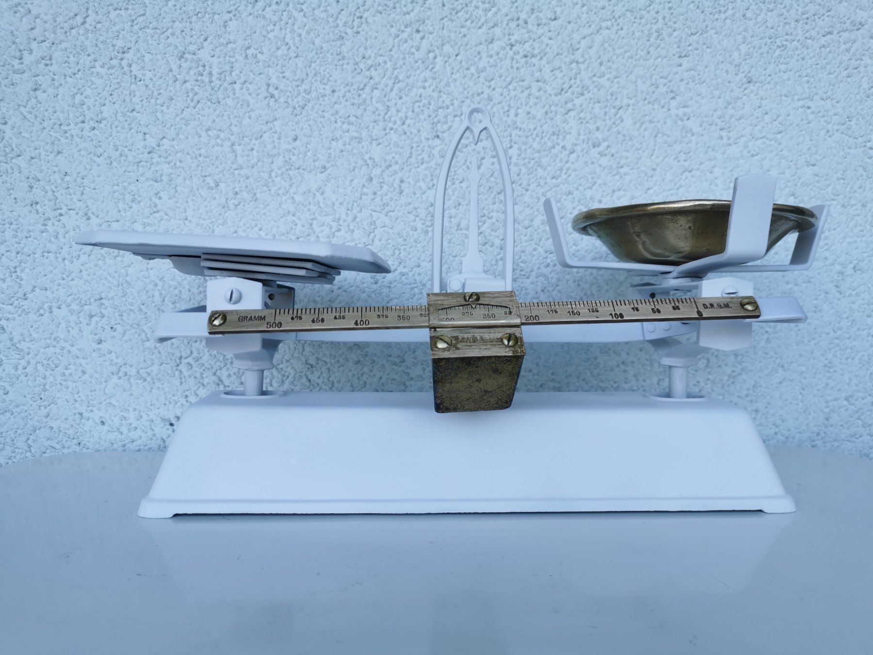 Bilance e pesi: Hübsche Waage weiss mit Messingschale – Usato da Dietikon venduto da Tucumano1981 2