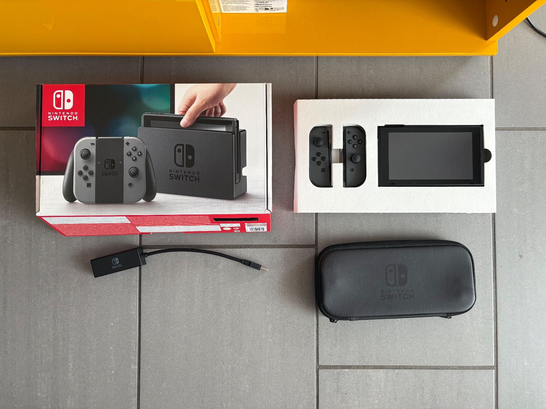 Nintendo Consoles: Nintendo Switch 1 grise - Avec accessoires complets – D'occasion à Givisiez par