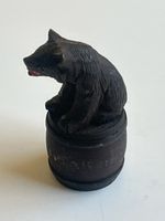 Holzfigur Bär auf Fass geschnitzt braun guter Zustand(2S1)