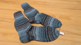 Warme Füsse, warmes Herz! Handgestrickte Wollsocken - 42/43