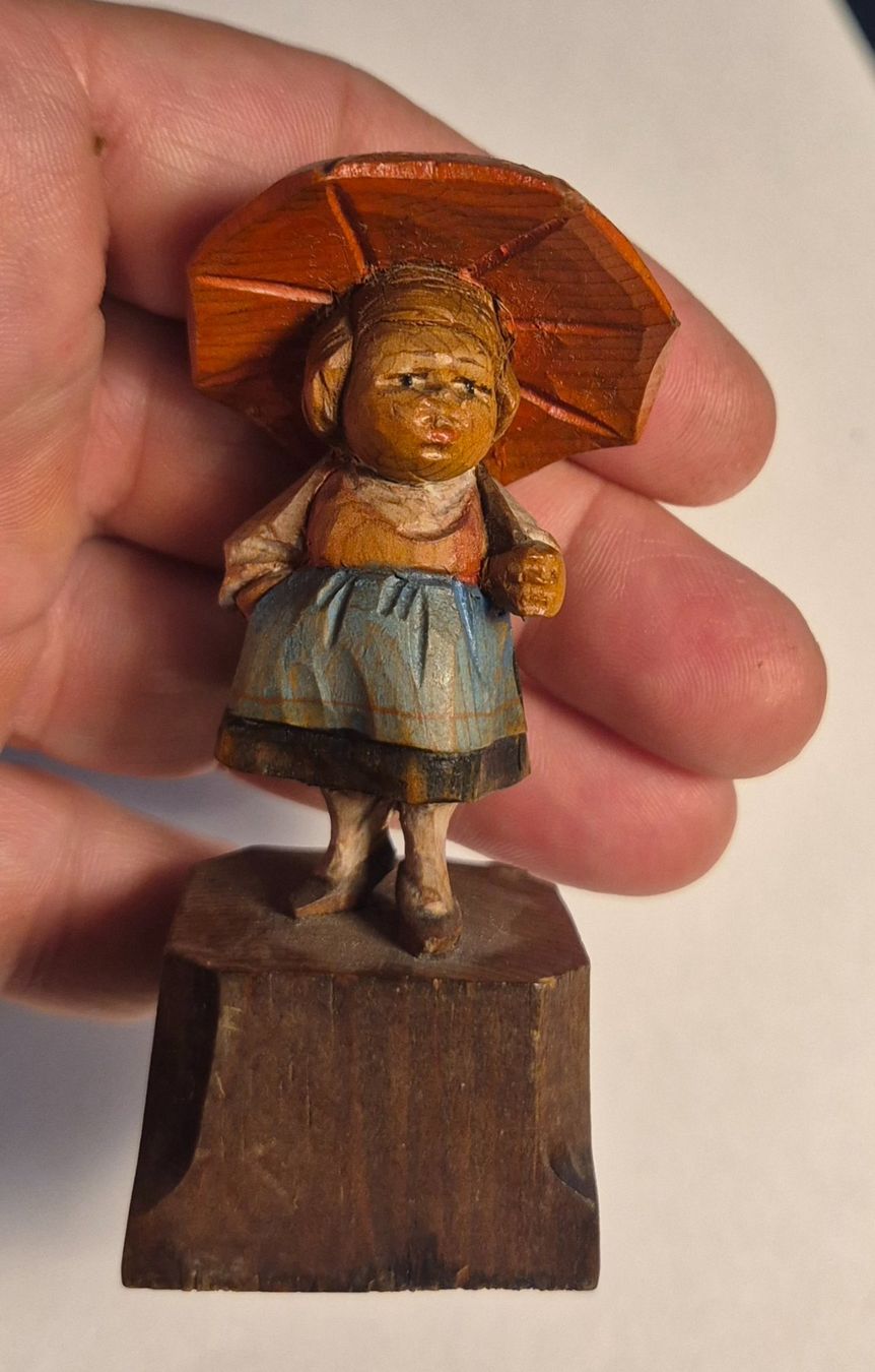 Skulpturen & Statuen: Brienzer Mädchen mit Schirm aus Holz handgeschnitzt – Gebraucht aus Neerach von SilliS 4