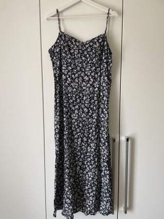 Kleid Blumenmuster dunkelblau Grösse 40 neuwertig