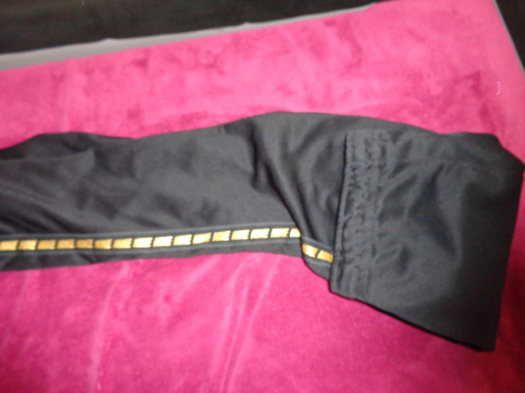 Lotti di vestiti: Trainer Nike Gr S schwarz mit Gold – Usato da Liestal venduto da Gecko16 3