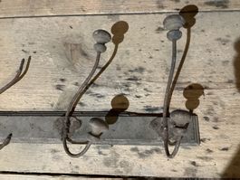 Rustikale Wandgarderobe mit drei Haken - Vintage Stil