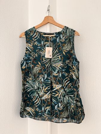 New Nile Top floral print green size S with label