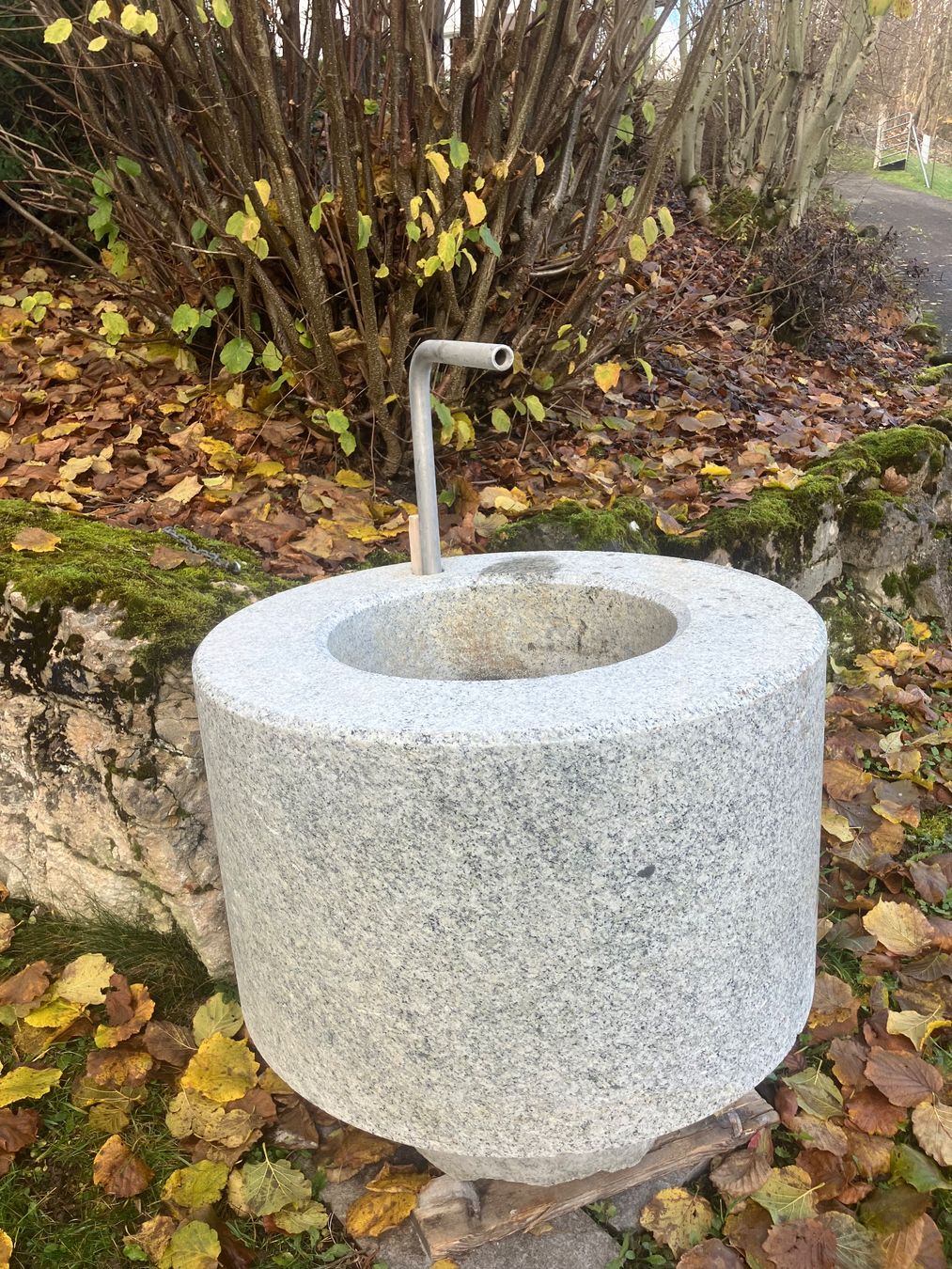 Teiche & Zierbrunnen: BRUNNEN , moderner Naturstein-Brunnen – Neu (gemäss Beschreibung) aus Stüsslingen von Ubill