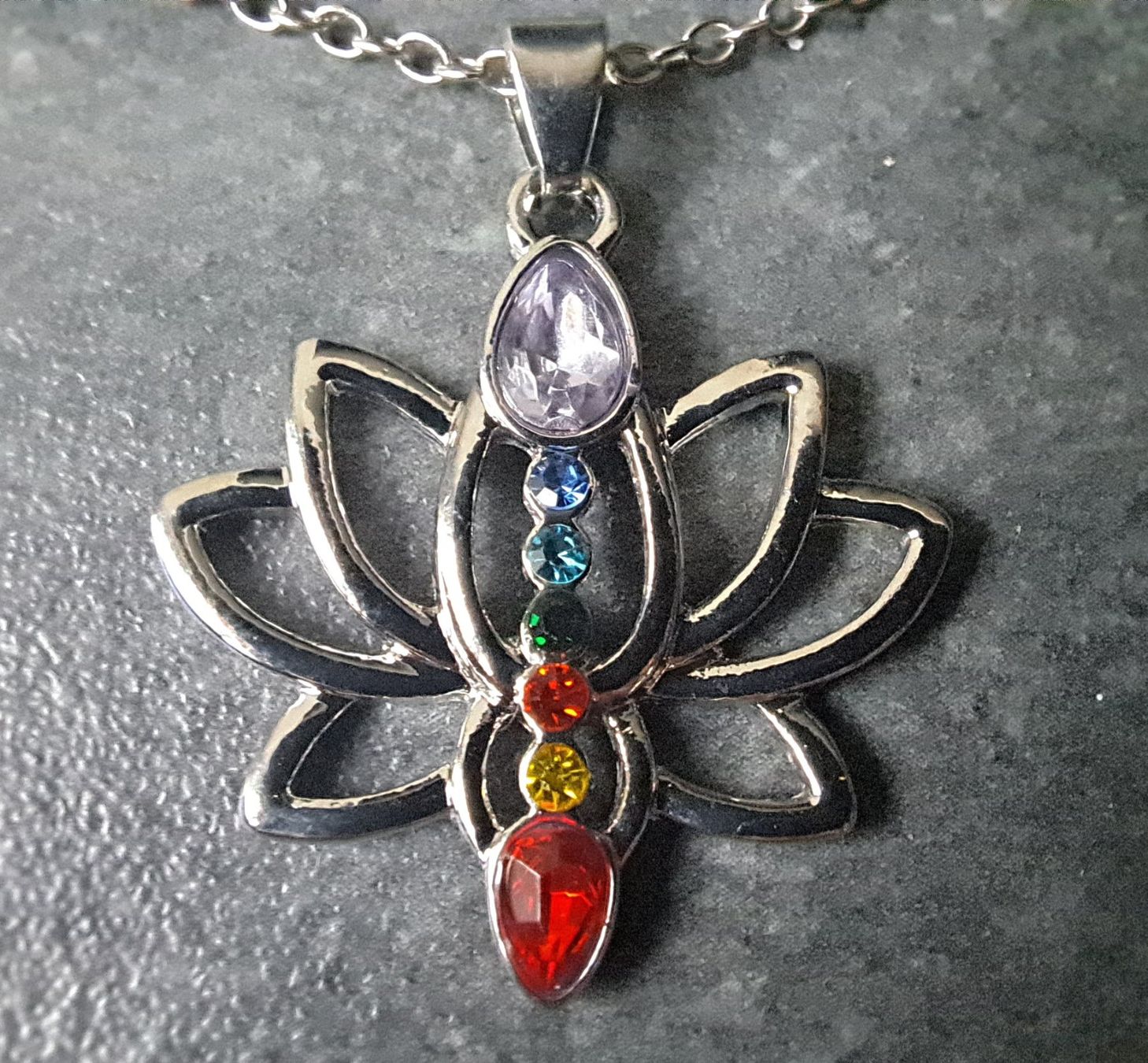 Catenine: Collier avec pendentif lotus 7 chakras – Nuovo e nell'imballaggio originale da St-Imier venduto da supernova21 2