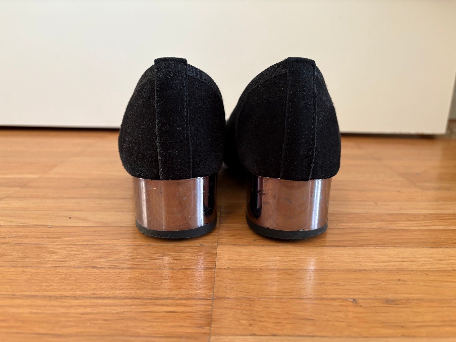 Scarpe da donna: Pumps in Schwarz, Gr. 36 - mit silbernem Absatz – Usato da Basel venduto da Nofretete39 4
