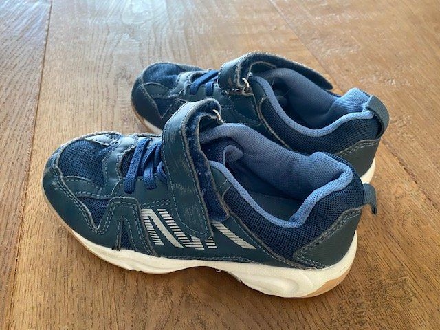 Scarpe per ragazzi: Hallenschuhe blau Gr. 30 – Usato da Tennwil venduto da nando59