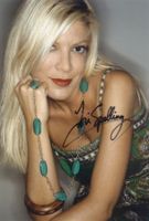 Original Autogramm von TORI SPELLING auf Großfoto