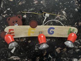 Niedliche Kinderzimmerlampe mit Bär und bunten Buchstaben