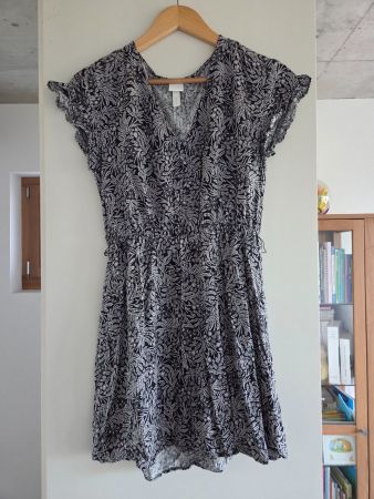 Kleid Gr. 36 mit Pflanzenmuster, Viskose