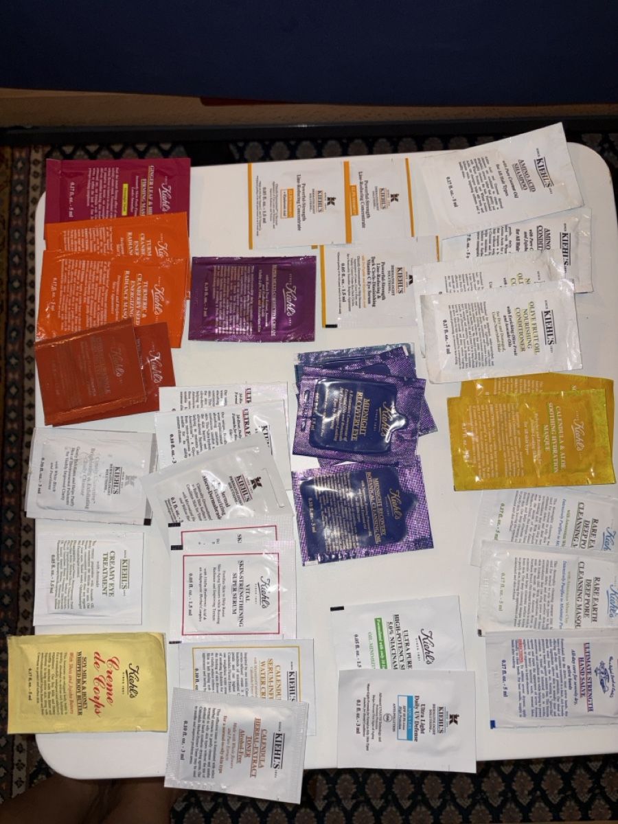 Kiehls Gesichtspflege: Kiehl's Sample Lot Various Products New Condition – Neu (gemäss Beschreibung) aus Zürich von Vdiddy