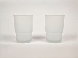 Zwei Zahnputzgläser aus mattem Glas