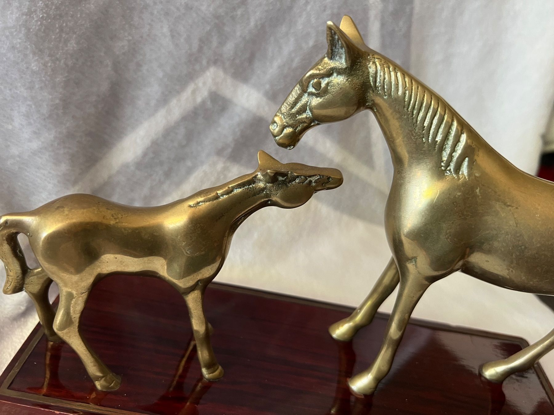 Figuren: Messing Pferd auf Holzsockel Skulptur – Gebraucht aus Frenkendorf von Only1 1