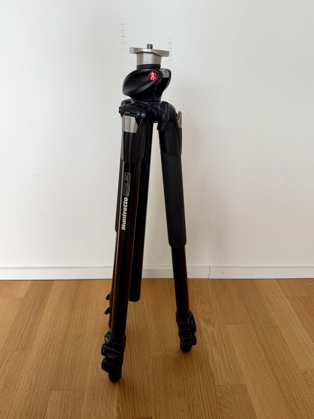 Manfrotto Stative & Stativköpfe: Manfrotto 055XPROB – Gebraucht aus Münchenstein von eitopomar 1