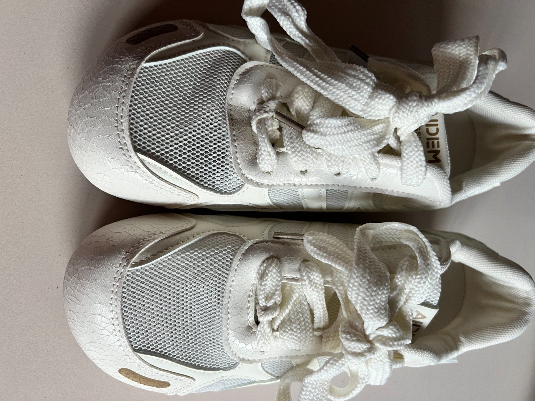 Damenschuhe: Weisse Barfussschuhe – Gebraucht aus Mörel von Emozia