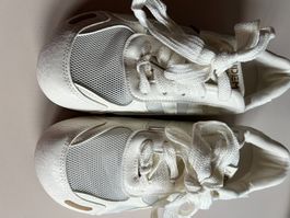 Weisse Barfussschuhe